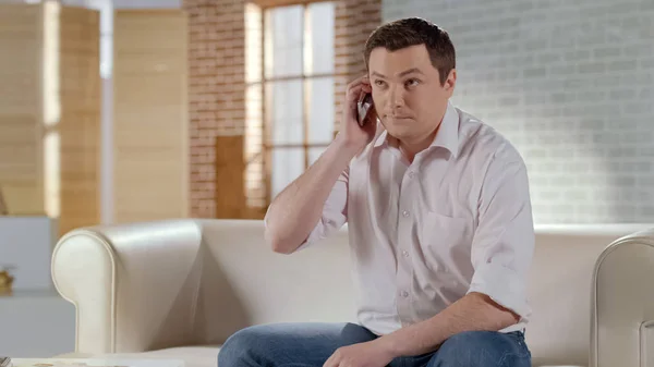 Hombre Guapo Discutiendo Problema Negocios Llamada Telefónica Con Socio Interior — Foto de Stock