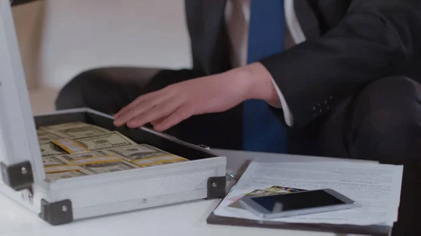 Αρσενικό Χέρι Κοστούμι Ελέγχει Χρήματα Περίπτωση Κλοτσά Για Μυστική Επιχειρηματική — Φωτογραφία Αρχείου