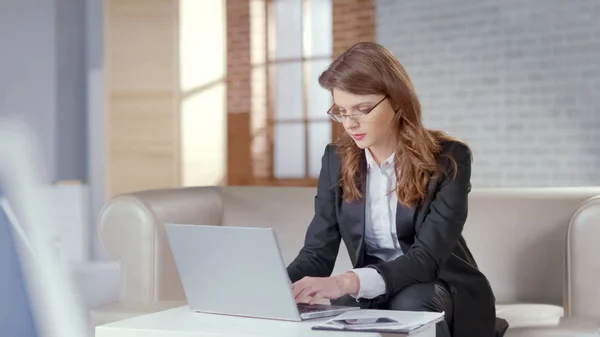Pahalı Ofiste Dizüstü Bilgisayar Üzerinde Çalışan Güzel Kadını Sorumlu Memur — Stok fotoğraf