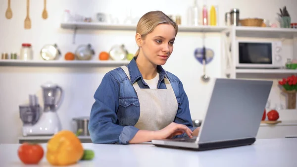 Ung Vacker Kvinna Förkläde Söka Mat Recept Instruktioner Internet Blogg — Stockfoto