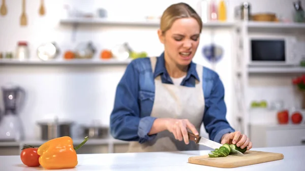 Girl Cut Finger Accident While Slicing Cucumber Kitchen Household Injury — Stock Photo, Image