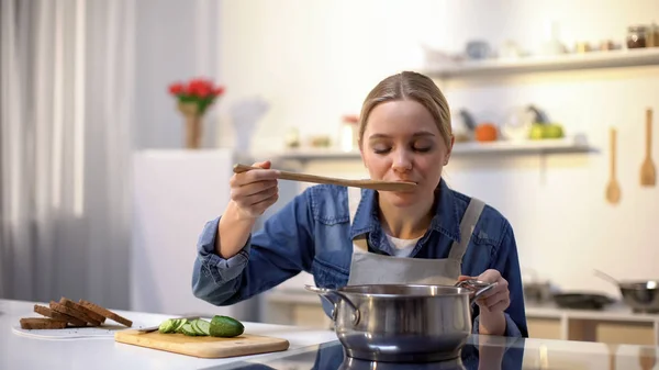 Sopa Bela Senhora Degustação Enquanto Cozinha Preparando Comida Para Jantar — Fotografia de Stock