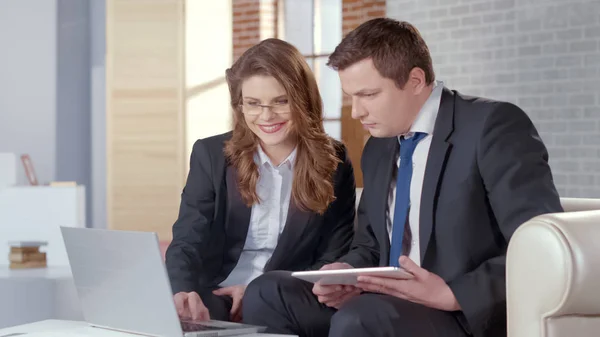 Business Partners Discussing Project Watching Presentation Together Laptop — Stock Photo, Image