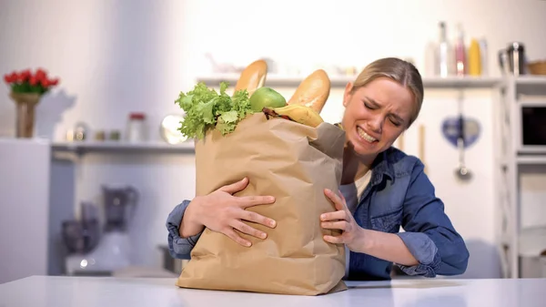 Menina Carregando Pesado Pacote Mantimentos Problemas Com Entrega Compras Offline — Fotografia de Stock