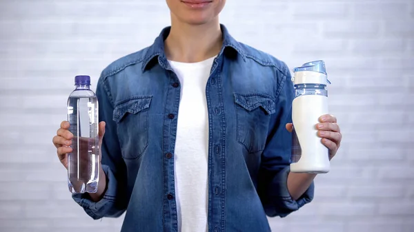 Kvinna Väljer Mellan Återanvändbara Termos Och Engångsflaska Plast Förorening — Stockfoto