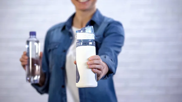 Frau Wählt Mehrweg Thermoskanne Statt Einwegflasche Plastikverschmutzung — Stockfoto