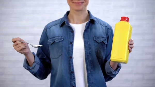 Frau Hat Die Wahl Zwischen Soda Und Chemischen Reinigungsmitteln Bio — Stockfoto