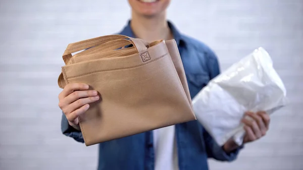 Meisje Kiezen Trendy Ecobag Plaats Plastic Pakket Vervuiling Met Polyethyleen — Stockfoto