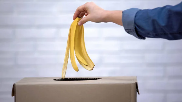 Käsi Heittää Banaani Kuori Roskakoriin Kierrätys Jätteiden Lajittelu Lähikuva — kuvapankkivalokuva