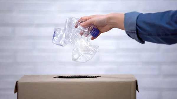 Håndkaste Plastflasker Søppelbøtte Sortere Ikke Nedbrytbart Avfall – stockfoto