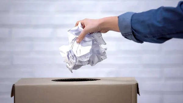 ゴミ箱に紙を投げ入れ 廃棄物選別コンセプト リサイクルシステム — ストック写真