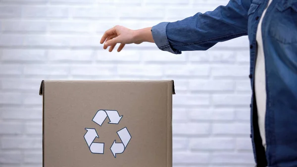 Peron Ρίχνοντας Απορρίμματα Κάδο Απορριμμάτων Έννοια Διαλογή Αποβλήτων Σύστημα Ανακύκλωσης — Φωτογραφία Αρχείου