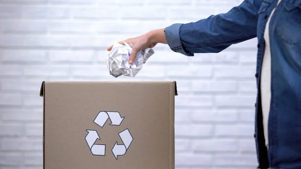 Persona Tirando Papel Papelera Concepto Clasificación Residuos Sistema Reciclaje — Foto de Stock
