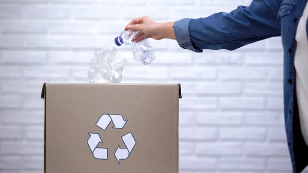 Человек Выбрасывающий Пластиковые Бутылки Мусорный Бак Сортирующий Неразлагающиеся Отходы — стоковое фото