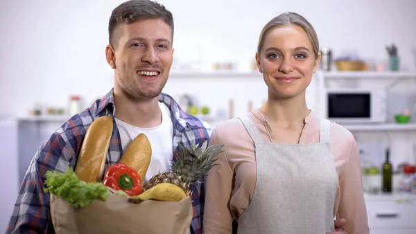 Pareja Sonriente Sosteniendo Bolsa Papel Comestibles Estilo Vida Saludable Cocina —  Fotos de Stock