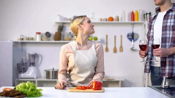 Schöne Junge Frau Kocht Salat Mann Bringt Wein Zum Entspannen — Stockfoto