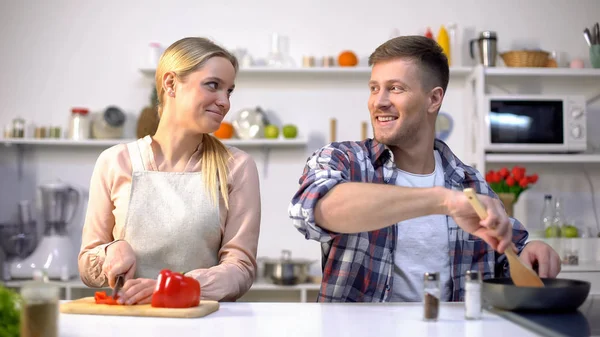 Jeune Couple Végétalien Légumes Cuisine Une Alimentation Saine Temps Heureux — Photo