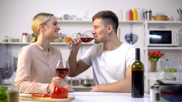 Pareja Joven Bebiendo Vino Cocina Charlando Relajándose Juntos Romance —  Fotos de Stock
