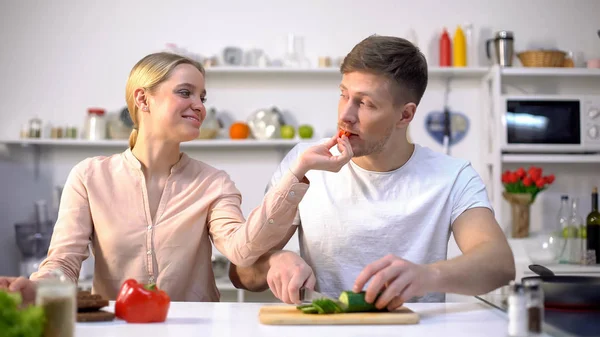 Junge Glückliche Familie Flirtet Frau Füttert Ehemann Mit Rohem Gemüse — Stockfoto