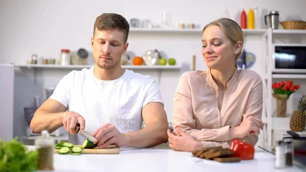 Paar Kocht Abendessen Freundin Schaut Freund Beim Gemüseschneiden Öko — Stockfoto
