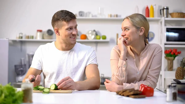 Glückliches Paar Flirtet Salat Mit Frischem Gemüse Kochen Gesundes Gmofreies — Stockfoto