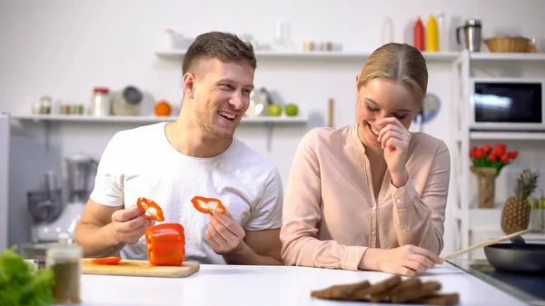 Fröhliches Paar Das Der Küche Herumalbert Und Lacht Zusammen Spaß — Stockfoto