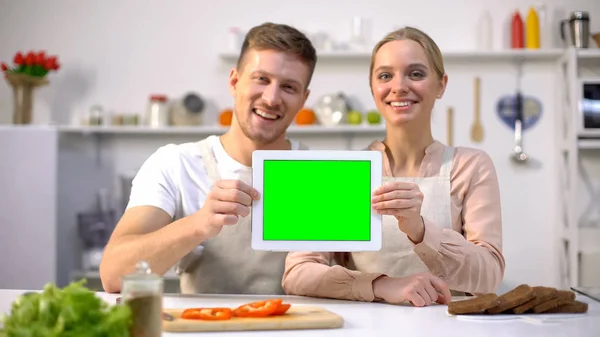 Nuori Hymyilevä Pari Osoittaa Tabletti Vihreällä Näytöllä Kulinaarisia Kursseja Malli — kuvapankkivalokuva