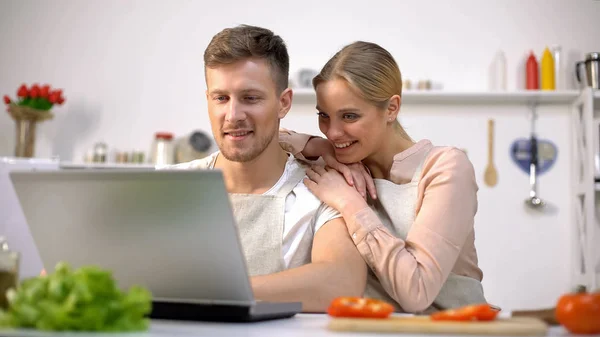 Lyckligt Par Söker Läckra Recept Internet Mat Blogg Surfar — Stockfoto