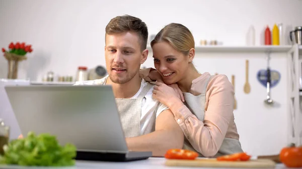 Glad Par Tittar Matlagning Tutorials Nätet Romantisk Middag Förberedelse — Stockfoto