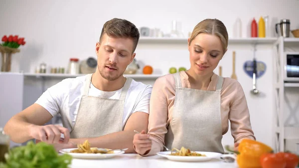 Nettes Paar Das Pasta Isst Italienische Küche Familientraditionen Kochkurse — Stockfoto