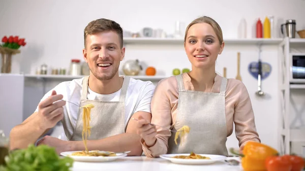 Casal Jovem Comer Macarrão Sorrindo Câmera Conceito Comida Rápida Fácil — Fotografia de Stock