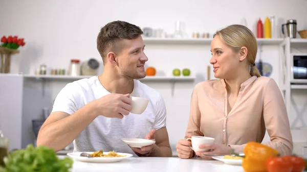 Liebespaar Kommuniziert Der Küche Hält Kaffeetasse Zeit Zusammen — Stockfoto