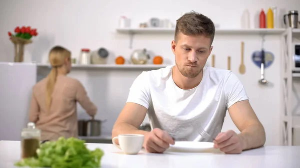 Hungriger Mann Wartet Sehnsüchtig Auf Das Abendessen Frau Kocht Hintergrund — Stockfoto