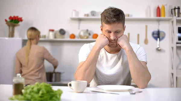 Üzgün Adam Akşam Yemeği Bekliyor Arka Planda Yemek Karısı Boşanma — Stok fotoğraf