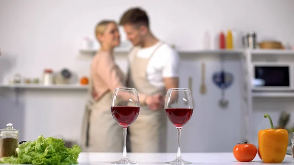 Weingläser Stehen Auf Dem Tisch Liebespaar Tanzt Hintergrund Romantik — Stockfoto