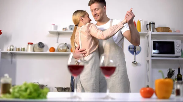 Glas Rött Vin Bordet Romantiskt Par Dans Bakgrund Köket — Stockfoto