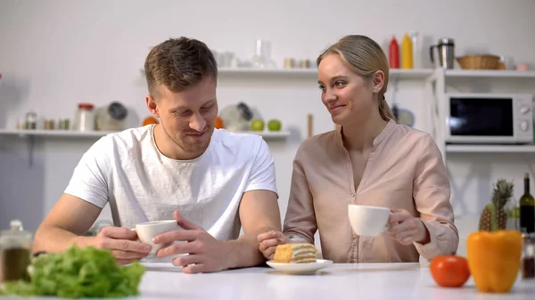 Vrolijke Man Vrouw Met Thee Tijd Met Zoete Cake Keuken — Stockfoto