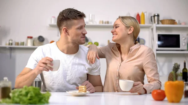 Alegre Pareja Almorzando Comunicándose Mirándose Con Amor —  Fotos de Stock