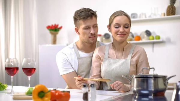 Nettes Paar Beim Kochen Romantisches Date Der Küche Gläser Rotwein — Stockfoto