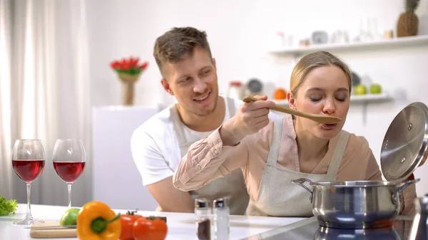 Happy Para Gotowanie Razem Kuchni Zupa Degustacja Kobiet Zdrowa Żywność — Zdjęcie stockowe