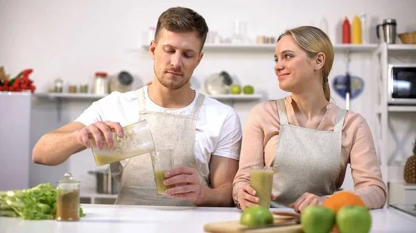 健康夫妇准备喝新鲜的螺旋藻冰沙 素食生活方式 — 图库照片
