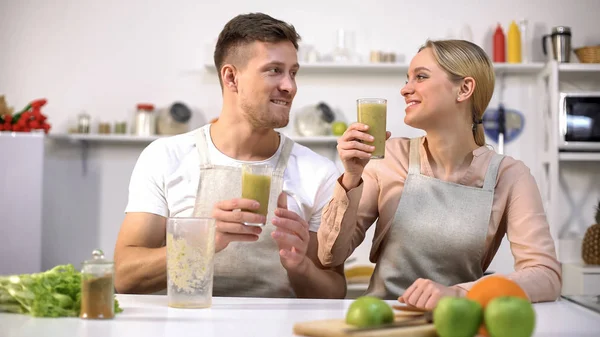 Positives Paar Beim Anstoßen Auf Frischen Grünen Smoothie Gesunden Lebensstil — Stockfoto