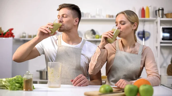 Jovem Casal Saudável Beber Smoothie Espirulina Fresca Vitaminas Minerais — Fotografia de Stock