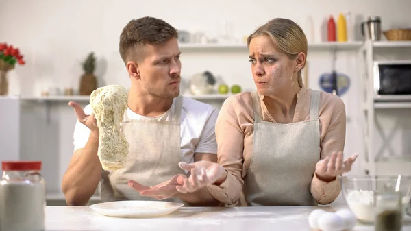 Chef Kok Stretching Rauw Deeg Ontevreden Het Werk Van Nieuwe — Stockfoto