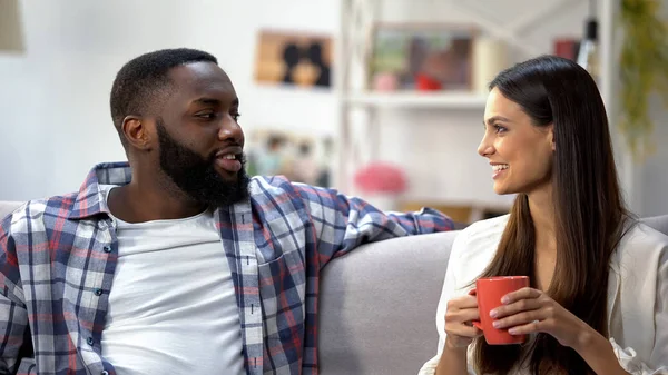 若いミックス レースのカップルは コーヒーを飲んで 自宅で話して 素敵な会話 — ストック写真