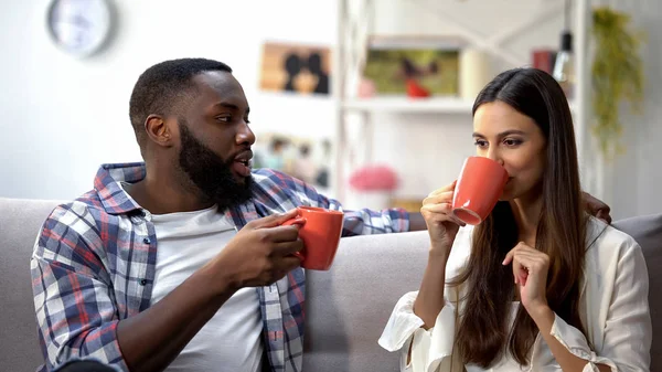 Bonita Pareja Raza Mixta Hablando Casa Tomando Después Del Día — Foto de Stock