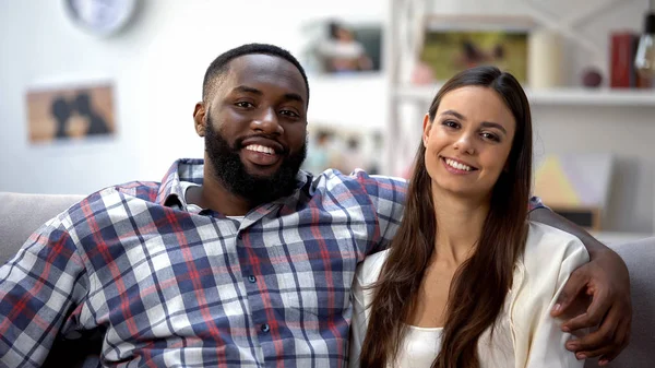 Doce Casal Mestiço Abraçando Olhando Para Câmera Passando Tempo Juntos — Fotografia de Stock