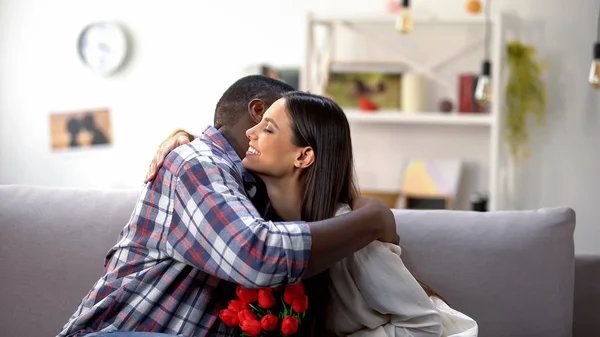 Belo Casal Misto Abraçando Com Buquê Tulipas Relacionamento Amoroso — Fotografia de Stock