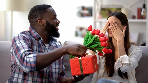 Hombre Negro Presentando Tulipanes Caja Regalo Novia Celebración Vacaciones — Foto de Stock