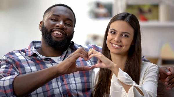 Alegre Pareja Multirracial Mostrando Signo Del Corazón Hecho Con Las — Foto de Stock